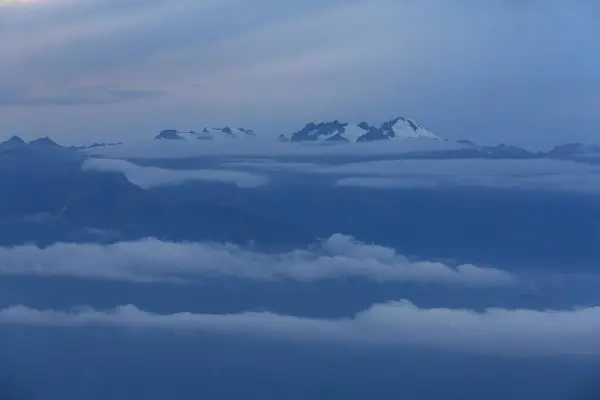 Hermosa Escena Matutina Las Montañas Niebla Amanecer — Foto de Stock