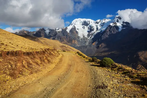 Peru 'daki Cordillera dağlarındaki manzara yolu. Seyahat arkaplanı.