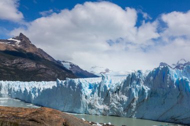 Arjantin 'in Santa Cruz eyaletindeki Los Glaciares Ulusal Parkı' ndaki Perito Moreno Buzulu. Patagonya 'nın en önemli turistik merkezlerinden biridir. Yaz mevsimi.