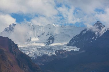 And Dağları 'nın yüksek manzarası, Huaraz, Peru yakınlarında.
