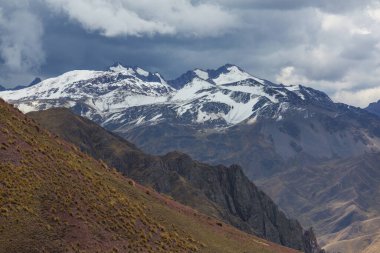 And Dağları 'nın yüksek manzarası, Huaraz, Peru yakınlarında.