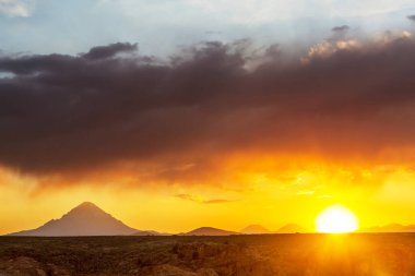 Dağlarda manzaralı günbatımı. Güzel doğal arkaplan.
