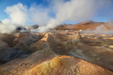 Geyser Sol de Manana, Bolivya. Güney Amerika 'da güzel sıradışı doğal manzaralar.