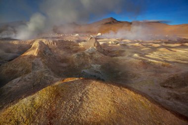 Geyser Sol de Manana, Bolivya. Güney Amerika 'da güzel sıradışı doğal manzaralar.