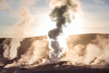 Geyser Sol de Manana, Bolivya. Güney Amerika 'da güzel sıradışı doğal manzaralar.
