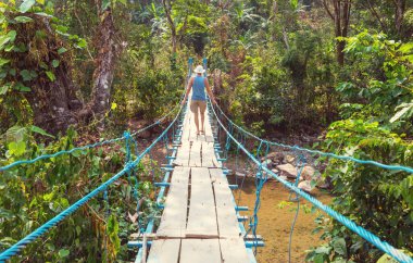 Tropikal ormanda asma köprüdeki turist, Honduras