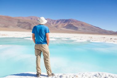 Kuzey Arjantin, Salar Antofalla 'da Laguna Verde yakınlarında turist.