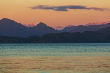 Patagonya 'daki güzel dağ manzaraları. Güney Amerika, Arjantin 'de dağlar gölü.