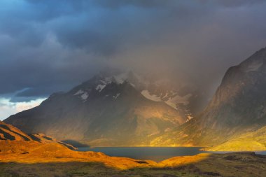 Şili 'deki Torres del Paine Ulusal Parkı' ndaki güzel dağ manzaraları. Dünyaca ünlü yürüyüş bölgesi.