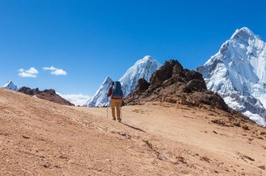 Cordillera dağlarında yürüyüşçü, Peru, Güney Amerika
