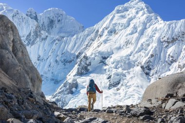 Cordillera dağlarında yürüyüşçü, Peru, Güney Amerika