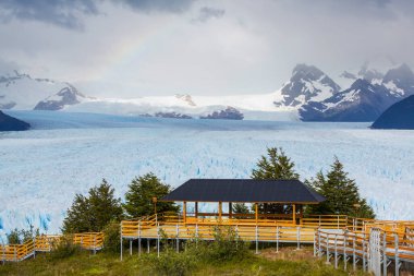 Arjantin 'in Santa Cruz eyaletindeki Los Glaciares Ulusal Parkı' ndaki Perito Moreno Buzulu. Patagonya 'nın en önemli turistik merkezlerinden biridir. Yaz mevsimi.