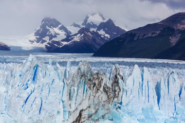 Arjantin 'in Santa Cruz eyaletindeki Los Glaciares Ulusal Parkı' ndaki Perito Moreno Buzulu. Patagonya 'nın en önemli turistik merkezlerinden biridir. Yaz mevsimi.