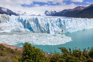 Arjantin 'in Santa Cruz eyaletindeki Los Glaciares Ulusal Parkı' ndaki Perito Moreno Buzulu. Patagonya 'nın en önemli turistik merkezlerinden biridir. Yaz mevsimi.
