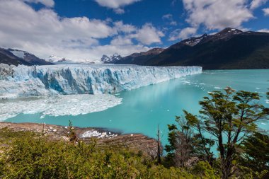 Arjantin 'in Santa Cruz eyaletindeki Los Glaciares Ulusal Parkı' ndaki Perito Moreno Buzulu. Patagonya 'nın en önemli turistik merkezlerinden biridir. Yaz mevsimi.