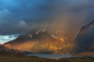 Şili 'deki Torres del Paine Ulusal Parkı' ndaki güzel dağ manzaraları. Dünyaca ünlü yürüyüş bölgesi.