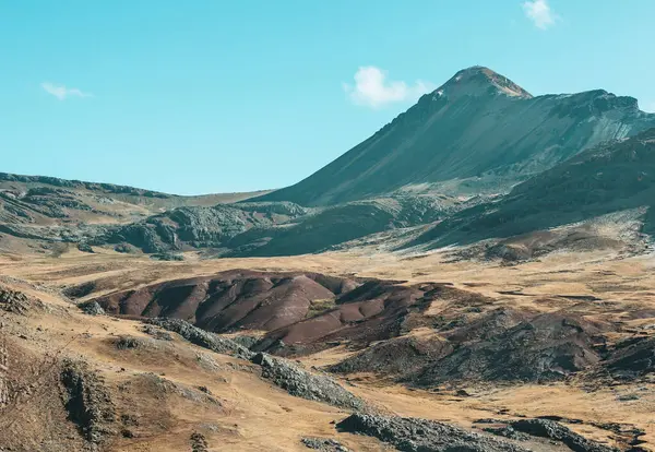 Peru 'daki And Dağları' ndaki (veya Güney Cordilleras 'taki) güzel dağlar