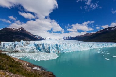 Arjantin 'in Santa Cruz eyaletindeki Los Glaciares Ulusal Parkı' ndaki Perito Moreno Buzulu. Patagonya 'nın en önemli turistik merkezlerinden biridir. Yaz mevsimi.