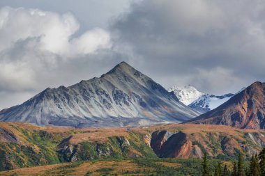 Yazın Alaska 'nın Picturesque Dağları. Kar, kütleleri, buzulları ve kayalık tepeleri kapladı. Güzel doğal arkaplan.