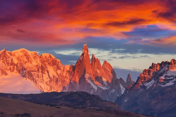 アルゼンチンのパタゴニア山脈にある有名な美しいピーク チェッロ トーレ 南米の美しい山の風景 — ストック写真