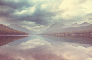 Güzel Bowman göl yansıması muhteşem dağların buzul Milli Parkı, Montana, ABD ile.