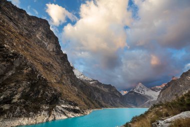 Cordillera Blanca, Peru, Güney Amerika 'daki Paron Gölü.