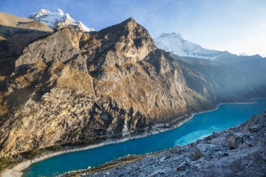 Cordillera Blanca, Peru, Güney Amerika 'daki Paron Gölü.