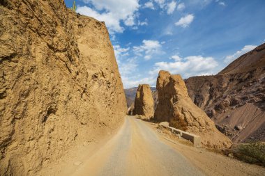 Peru 'daki Cordillera dağlarındaki manzara yolu. Seyahat arkaplanı.