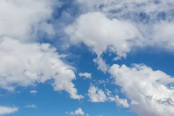 Sonnigen Hintergrund Blauen Himmel Mit Weißen Wolken Natürlichen Hintergrund Stockbild