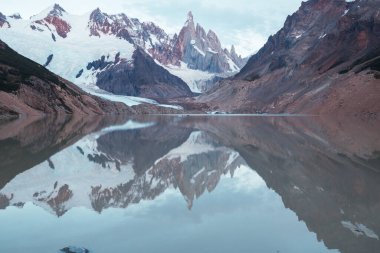 Arjantin 'in Patagonya dağlarındaki meşhur Cerro Torre zirvesi. Güney Amerika 'daki güzel dağ manzaraları.