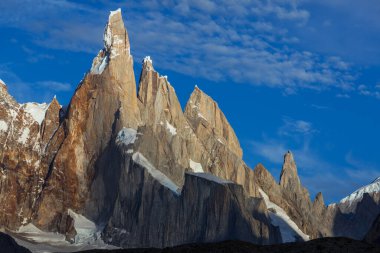 Arjantin 'in Patagonya dağlarındaki meşhur Cerro Torre zirvesi. Güney Amerika 'daki güzel dağ manzaraları.