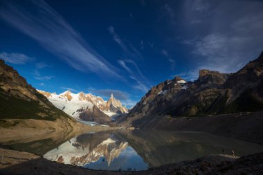 Arjantin 'in Patagonya dağlarındaki meşhur Cerro Torre zirvesi. Güney Amerika 'daki güzel dağ manzaraları.