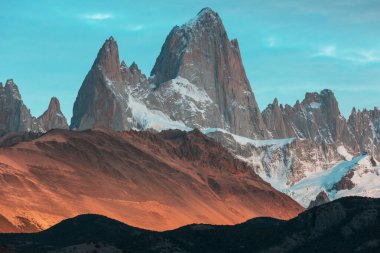 Ünlü Cerro Fitz Roy ve Cerro Torre. Patagonya, Arjantin 'in en güzel ve vurgulanması en zor zirvelerinden biri.