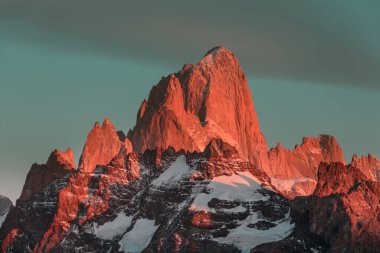 Ünlü Cerro Fitz Roy ve Cerro Torre. Patagonya, Arjantin 'in en güzel ve vurgulanması en zor zirvelerinden biri.