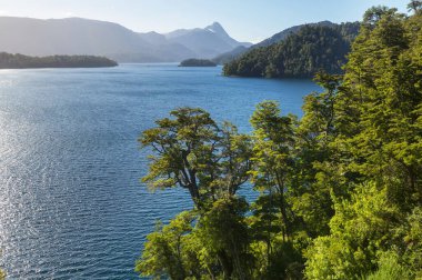 Patagonya 'daki güzel dağ manzaraları. Güney Amerika, Arjantin 'de dağlar gölü.