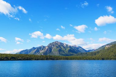 Patagonya 'daki güzel dağ manzaraları. Güney Amerika, Arjantin 'de dağlar gölü.