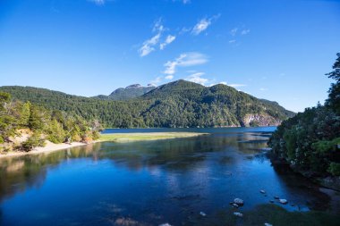 Patagonya 'daki güzel dağ manzaraları. Güney Amerika, Arjantin 'de dağlar gölü.