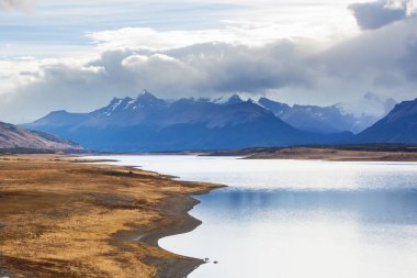 Patagonya 'daki güzel dağ manzaraları. Güney Amerika, Arjantin 'de dağlar gölü.