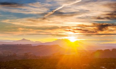 Dağlarda manzaralı günbatımı. Güzel doğal arkaplan.