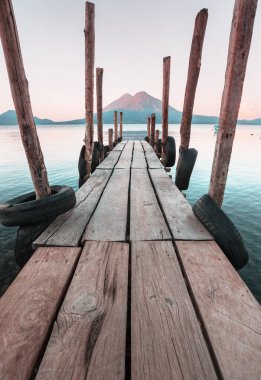 Güzel Atitlan Gölü ve Orta Amerika 'nın Guatemala dağlarında volkanlar