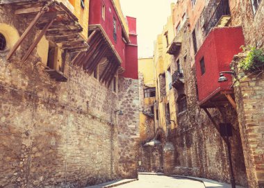 Meksika 'nın Guanajuato kasabasının renkli koloni tarzı evleri.