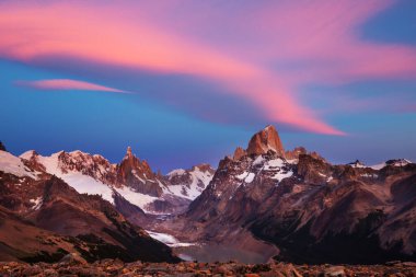 Ünlü Cerro Fitz Roy ve Cerro Torre. Patagonya, Arjantin 'in en güzel ve vurgulanması en zor zirvelerinden biri.