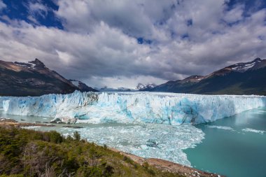Arjantin 'in Santa Cruz eyaletindeki Los Glaciares Ulusal Parkı' ndaki Perito Moreno Buzulu. Patagonya 'nın en önemli turistik merkezlerinden biridir. Yaz mevsimi.
