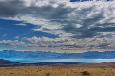 Patagonya 'daki güzel dağ manzaraları. Güney Amerika, Arjantin 'de dağlar gölü.