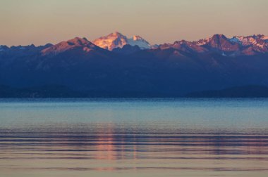 Patagonya 'daki güzel dağ manzaraları. Güney Amerika, Arjantin 'de dağlar gölü.
