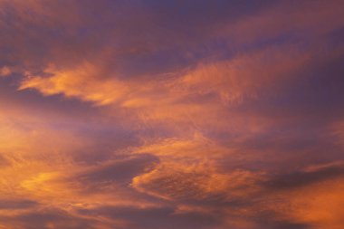 Gün batımında alışılmadık fırtına bulutları. Özgeçmiş için uygun.