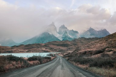 Şili 'deki Torres del Paine Ulusal Parkı' ndaki güzel dağ manzaraları. Dünyaca ünlü yürüyüş bölgesi.