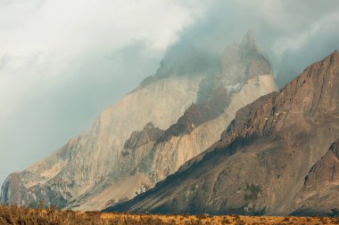 Şili 'deki Torres del Paine Ulusal Parkı' ndaki güzel dağ manzaraları. Dünyaca ünlü yürüyüş bölgesi.