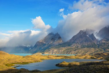 Şili 'deki Torres del Paine Ulusal Parkı' ndaki güzel dağ manzaraları. Dünyaca ünlü yürüyüş bölgesi.