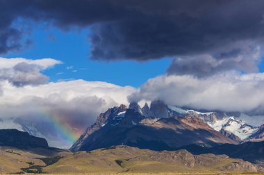 Şili 'deki Torres del Paine Ulusal Parkı' ndaki güzel dağ manzaraları. Dünyaca ünlü yürüyüş bölgesi.